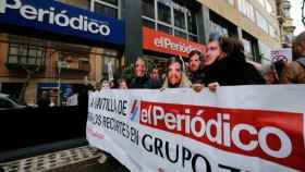 Manifestación de la plantilla de 'El Periódico' en la sede del diario en Barcelona.
