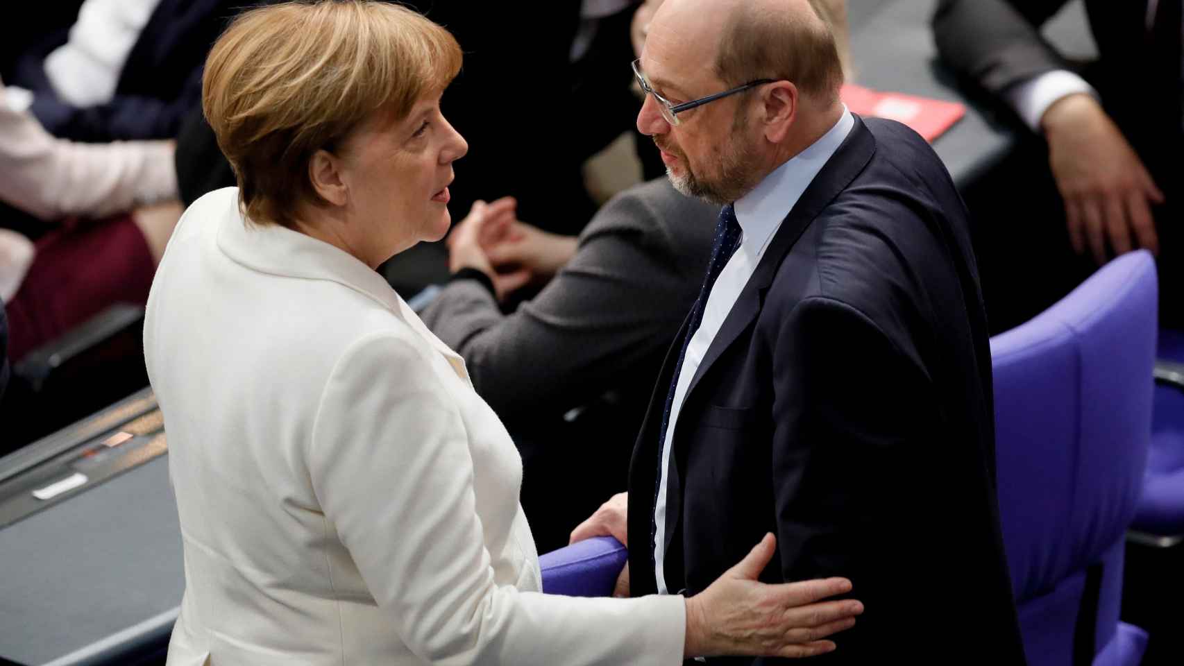 Angela Merkel, junto a Schulz, antes de su investidura.