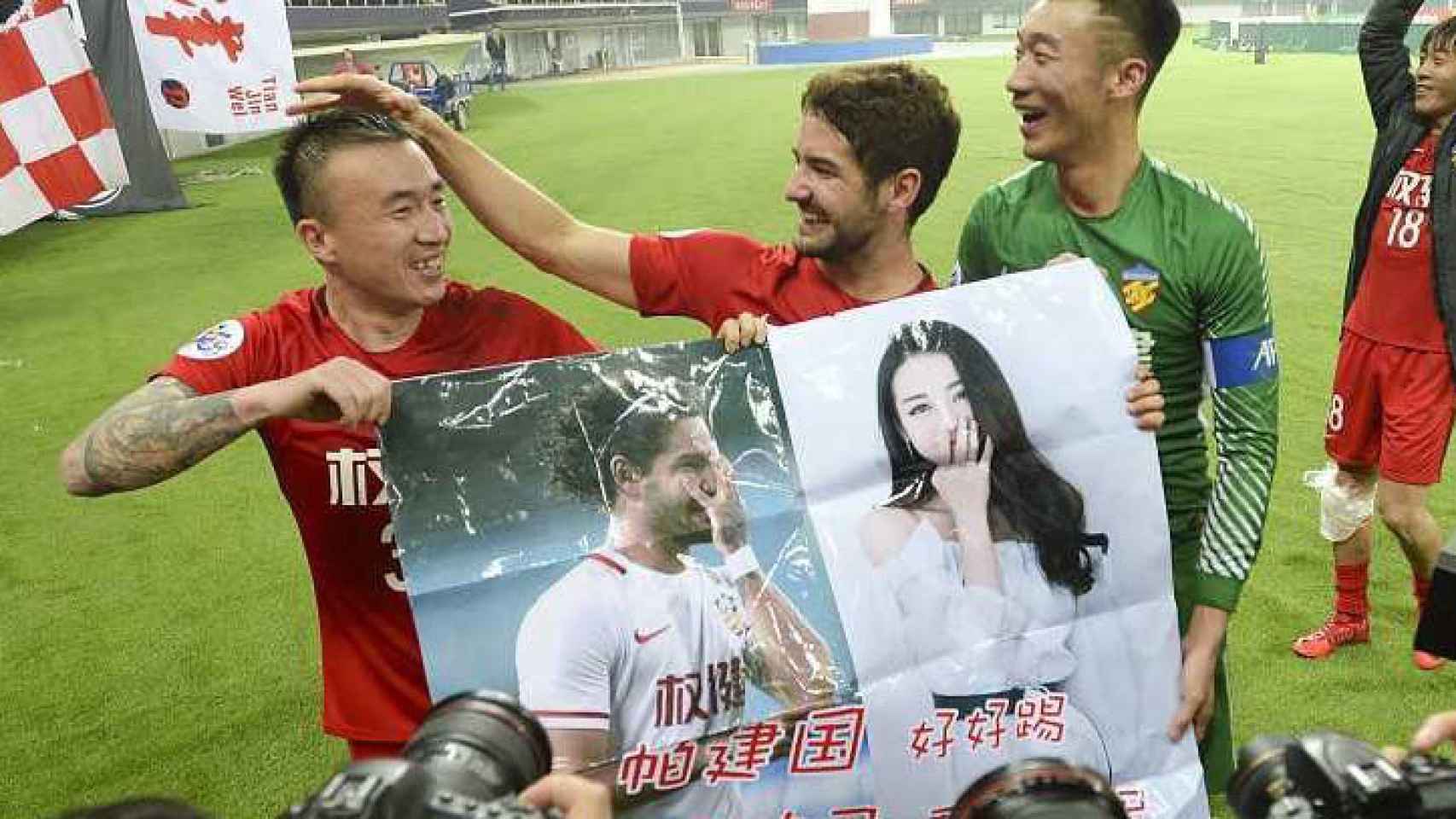 Pato celebra su gol con una foto de la actriz china.