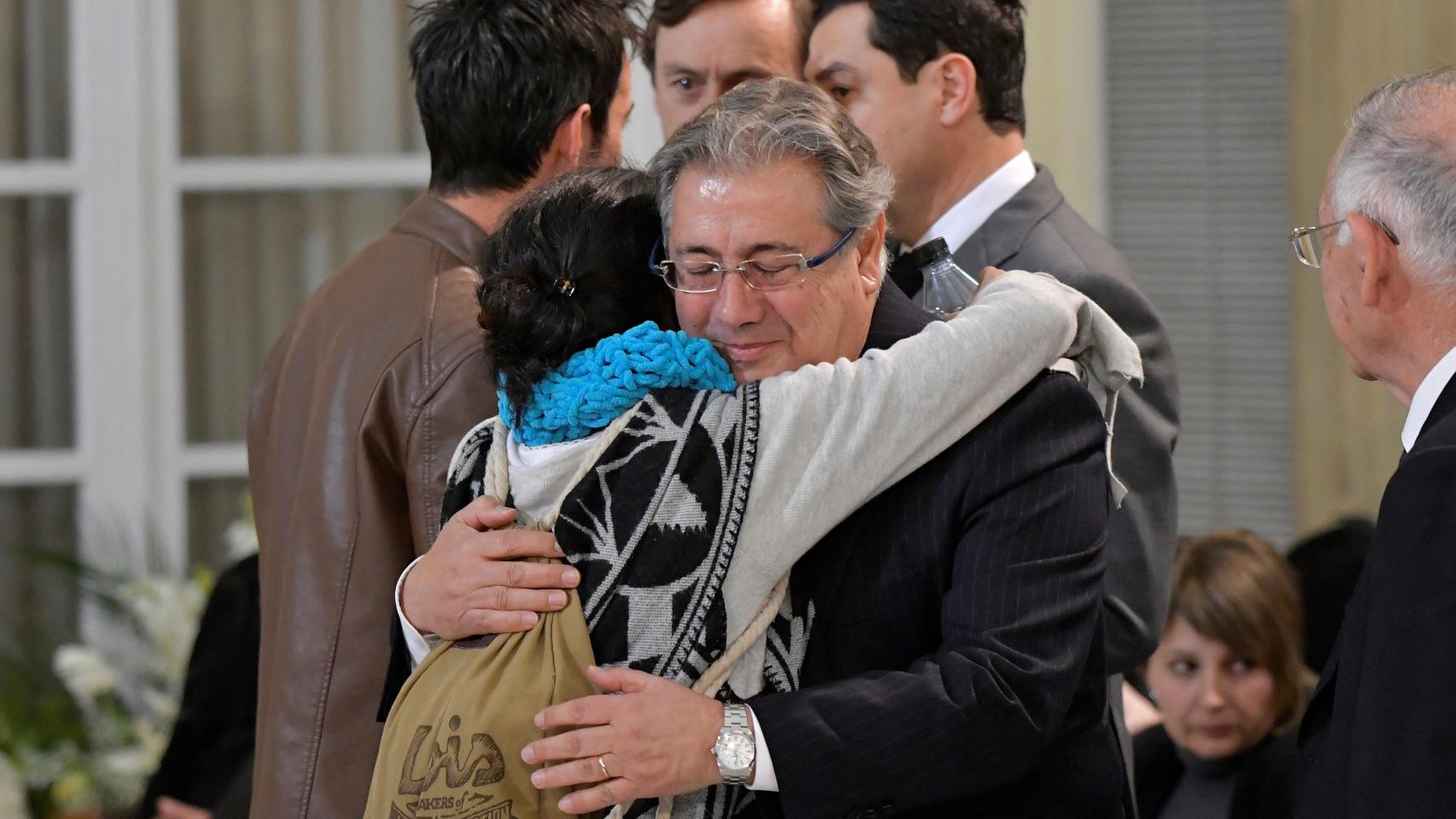 El titular de Interior abraza a Patricia Ramírez, madre de Gabriel, el día del funeral del menor asesinado