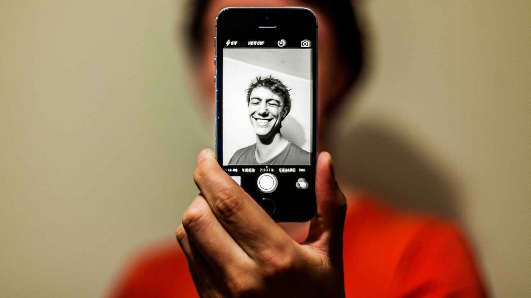 La publicación de muchos selfis en las redes se ha relacionado con el narcisismo.