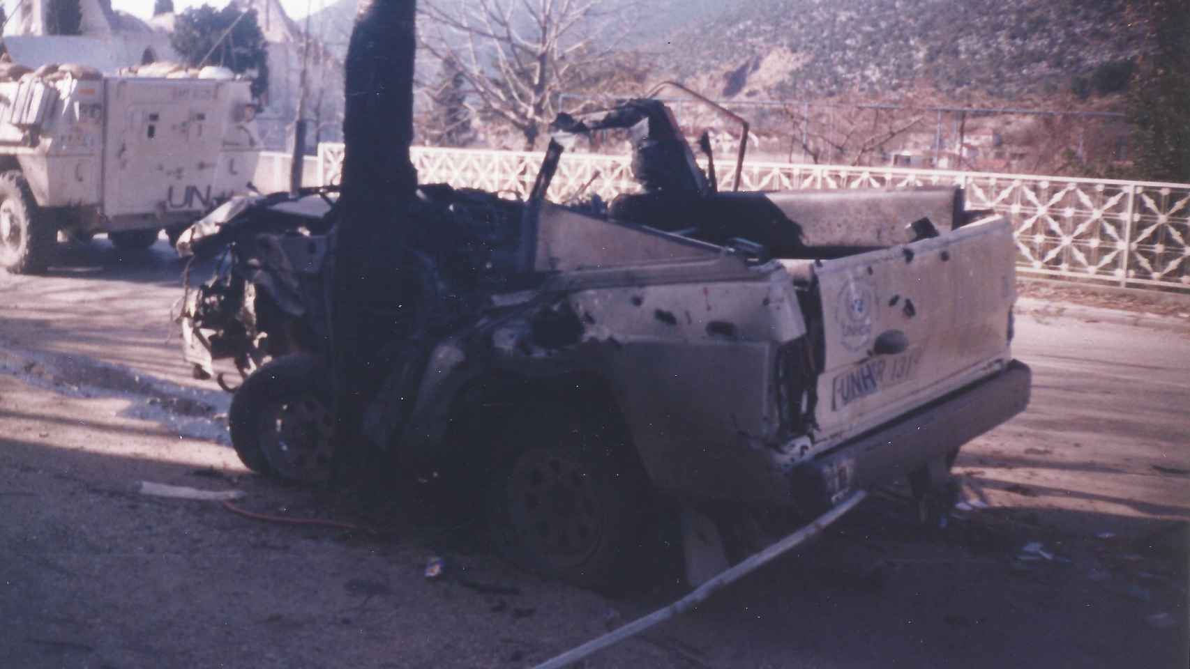 La guerra atenazaba Bosnia; en la imagen, un vehículo tiroteado.
