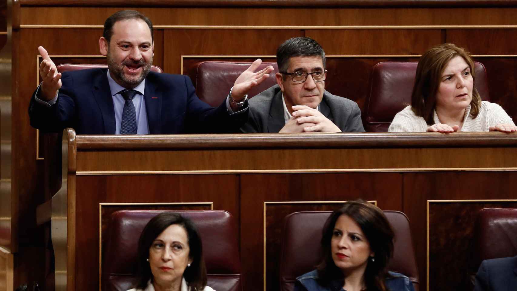 Margarita Robles, abajo a la izquierda, junto a diputados del PSOE este jueves en el Congreso.