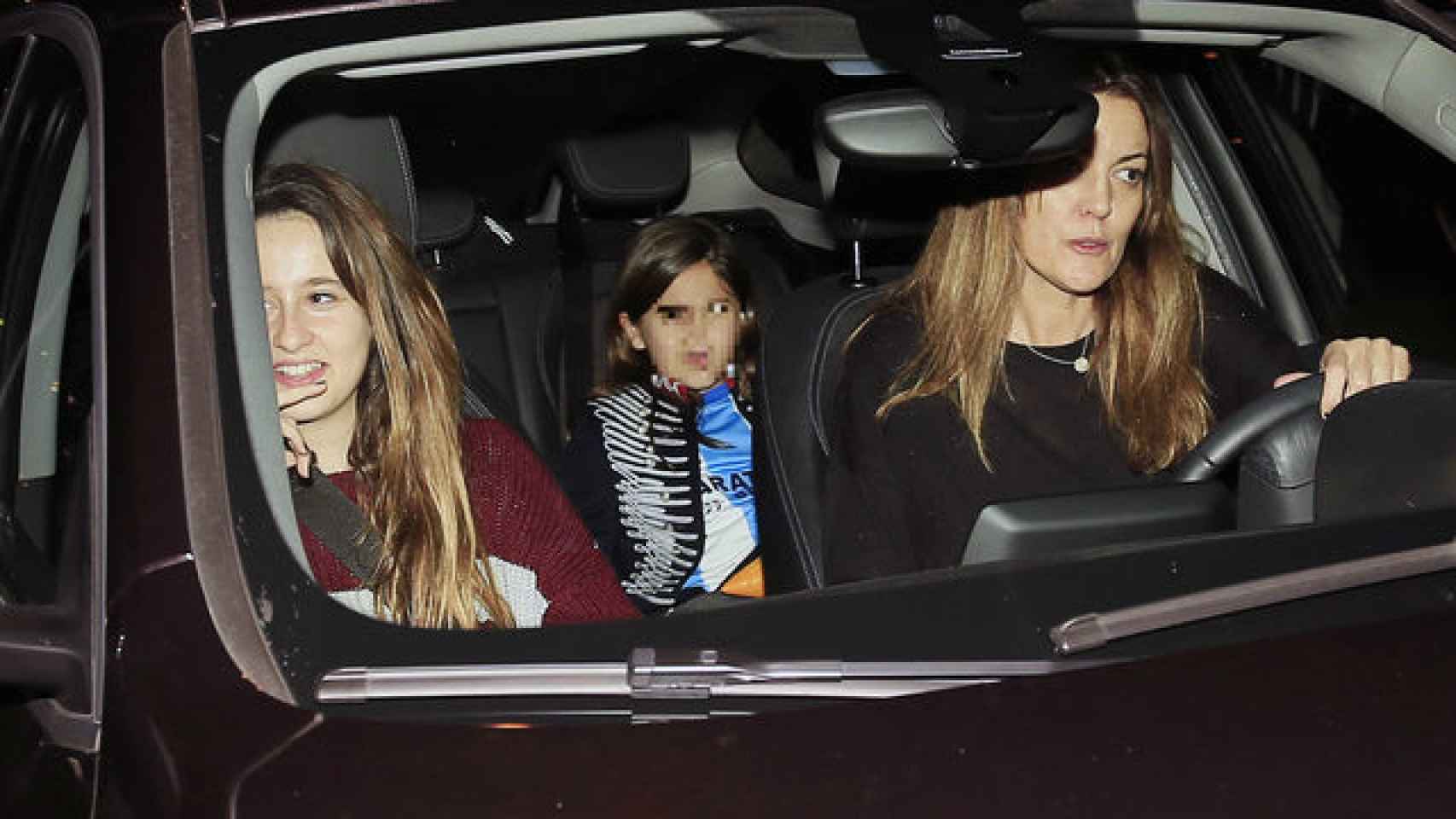 Daniella Bustamante en el coche junto a su madre y sus amigas. GTRES.
