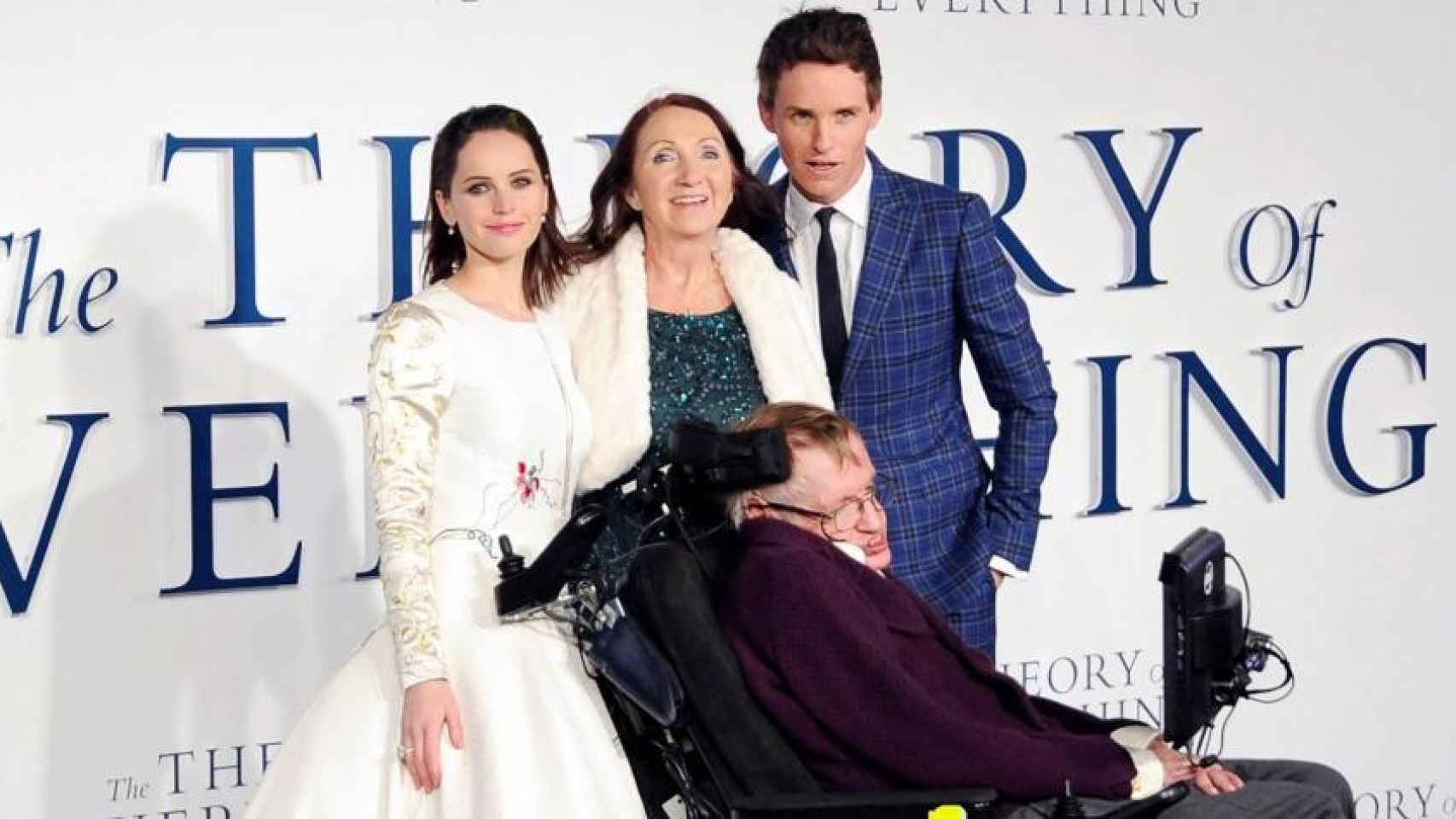 Felicity Jones y Eddie Redmayne junto a Hawking en la presentación de la película.