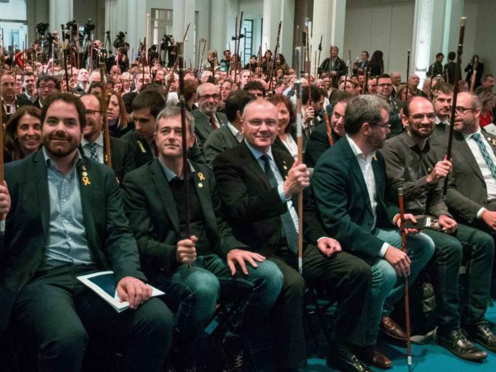 Doscientos alcaldes independentistas, durante una reunión con Puigdemont en Bruselas.