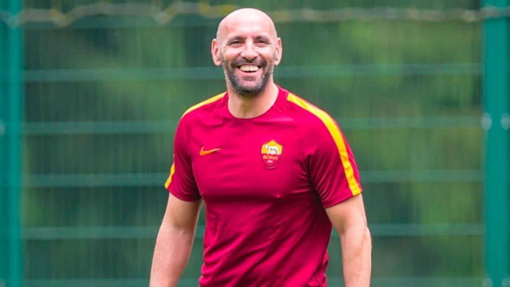 Monchi se divierte durante un entrenamiento de la Roma. Foto Instagram (@leonsfdo)