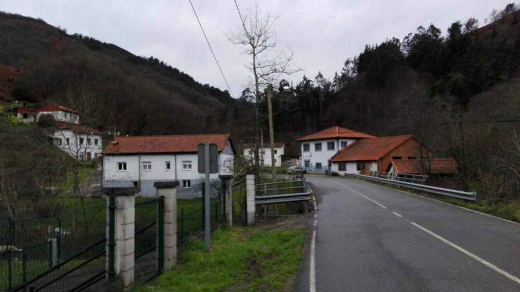 Las aldeas con cuatro o cinco casas, como San Pedru, son habituales en las zonas rurales de Asturias