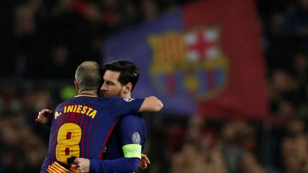 Iniesta abraza a Messi después de darle el brazalete.