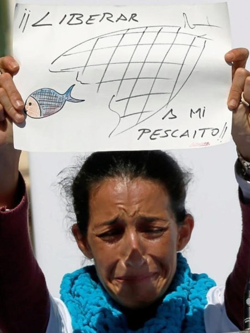 Patricia sosteniendo un cartel con un 'pescaíto'.