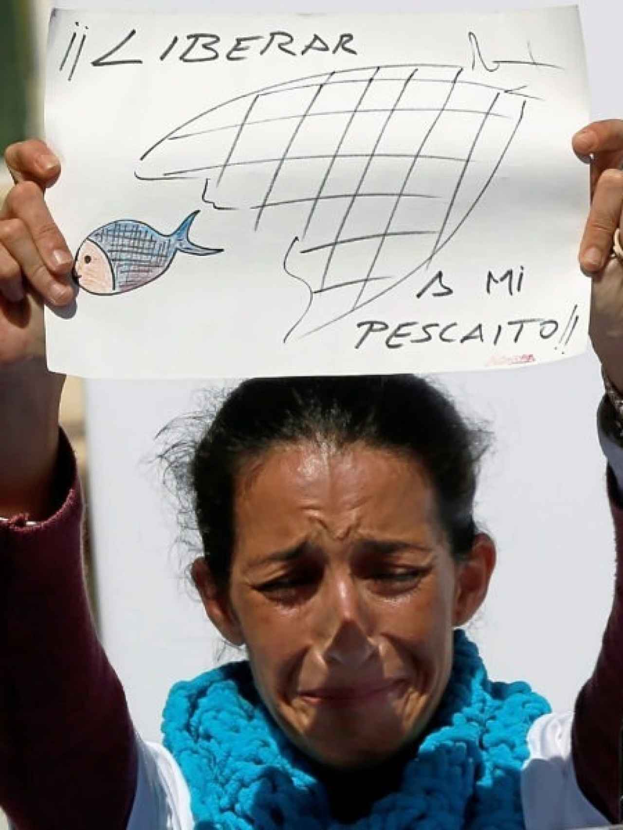Patricia sosteniendo un cartel con un 'pescaíto'.