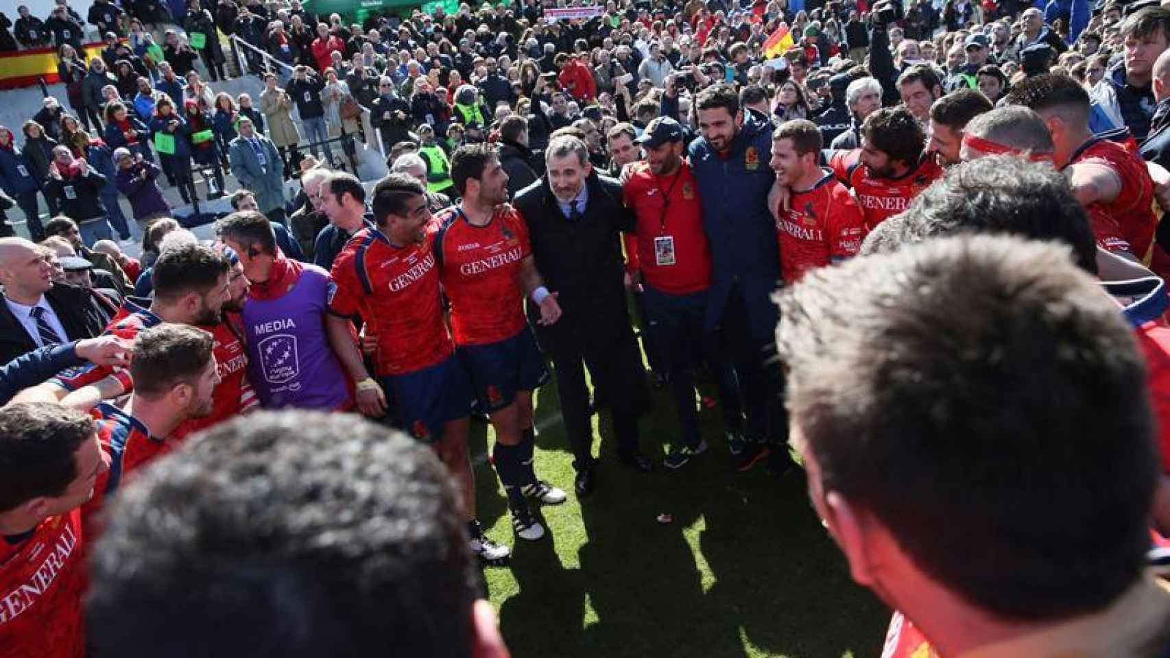 El Rey Felipe VI celebra la victoria de la selección de rugby contra Alemania.