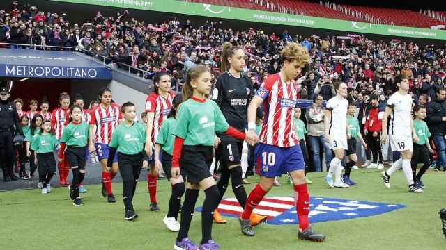 Las jugadoras de Atlético y Madrid CFF saltan al césdep del Wanda.