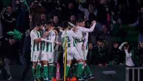 Los jugadores del Real Betis celebran un gol.
