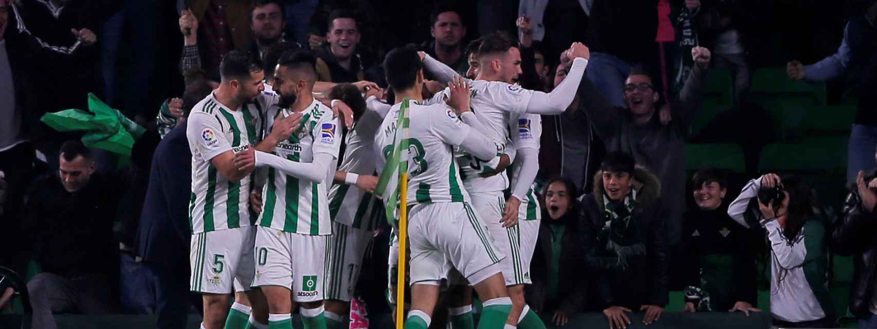 Los jugadores del Real Betis celebran un gol.