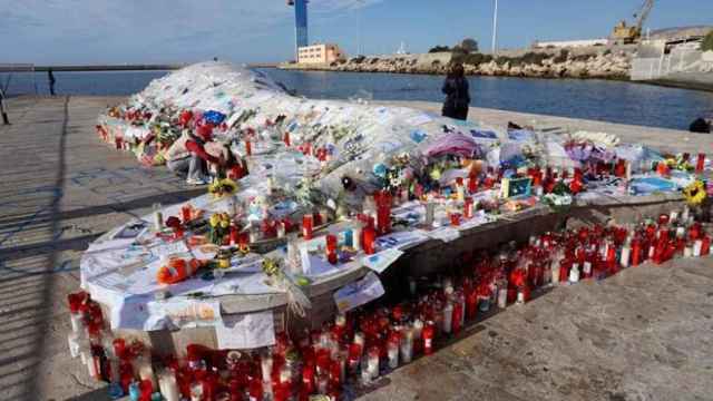 Una ballena varada se ha convertido en un inesperado altar para Gabriel, en Almería.