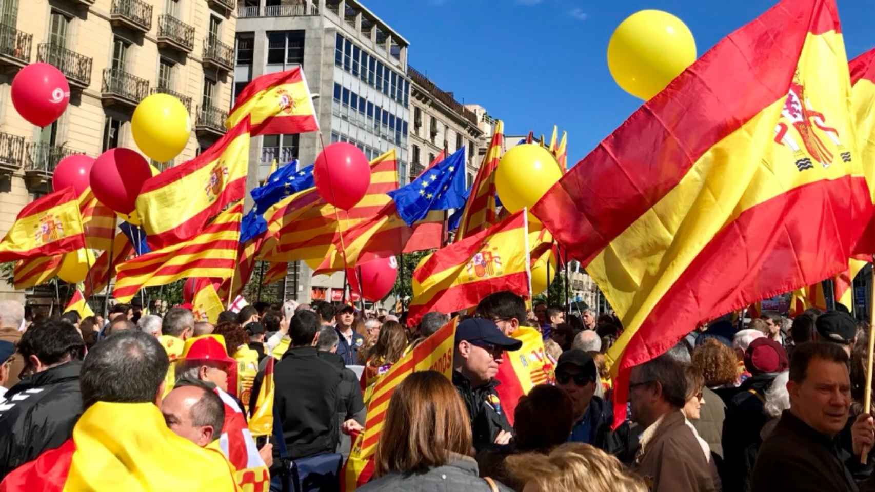 Banderas españolas, catalanas y europeas en una manifestación de SCC.