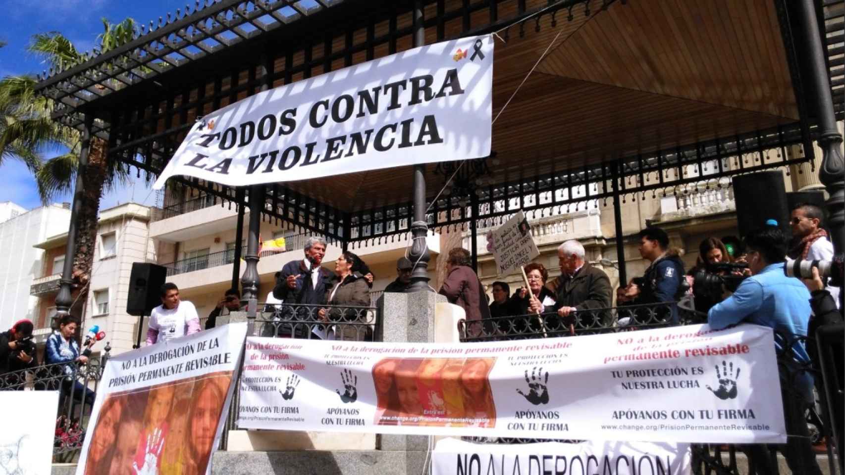 Escenario de la concentración en la plaza de las Monjas, Huelva.
