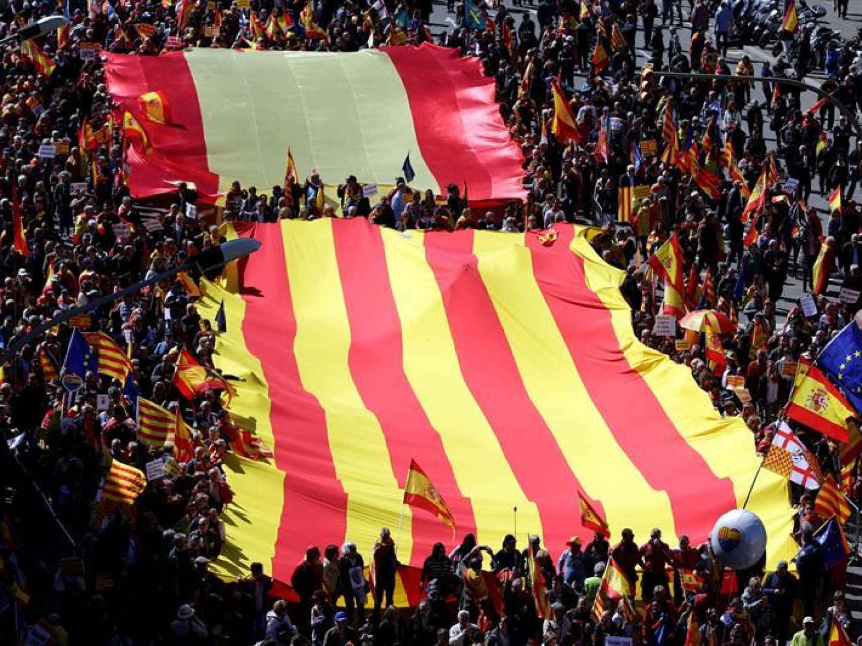 Una bandera gigante catalana presidió la manifestación de SCC.