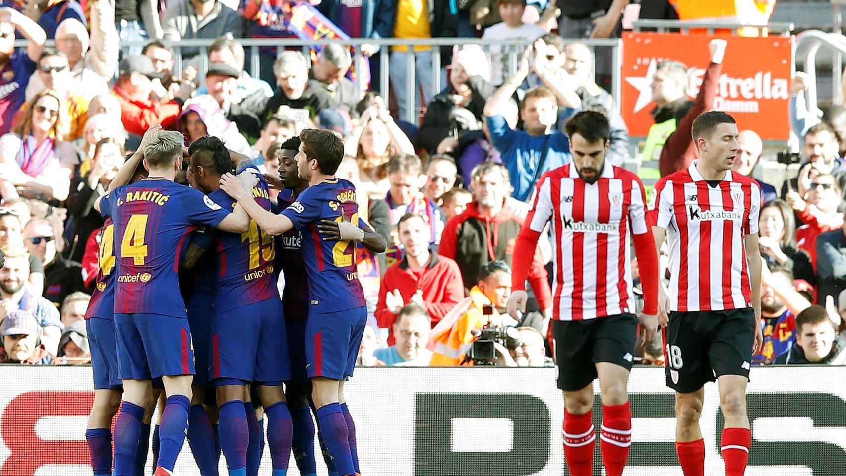 Los jugadores del Barcelona celebran un gol ante el Athletic.