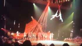 Un acróbata cae al vacío durante una función en el Circo del Sol
