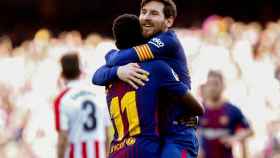 Messi se abraza a Dembélé ante el Athletic.