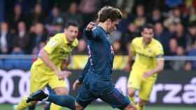 Griezmann cobra un penalti ante el Villarreal. Foto: Twitter (@Atleti)