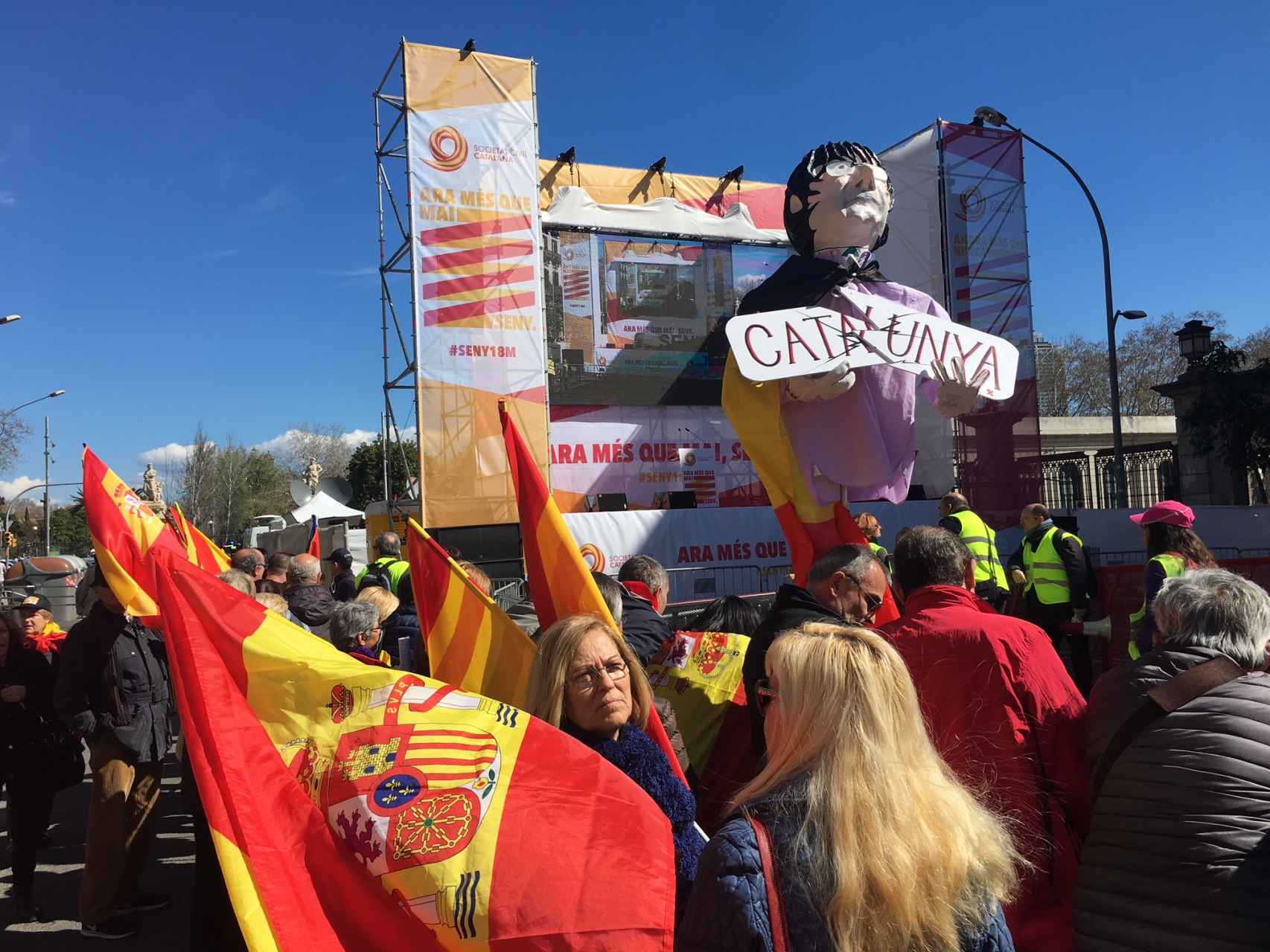 El escenario de Societat Civil Catalana en el punto de llegada de la manifestación.