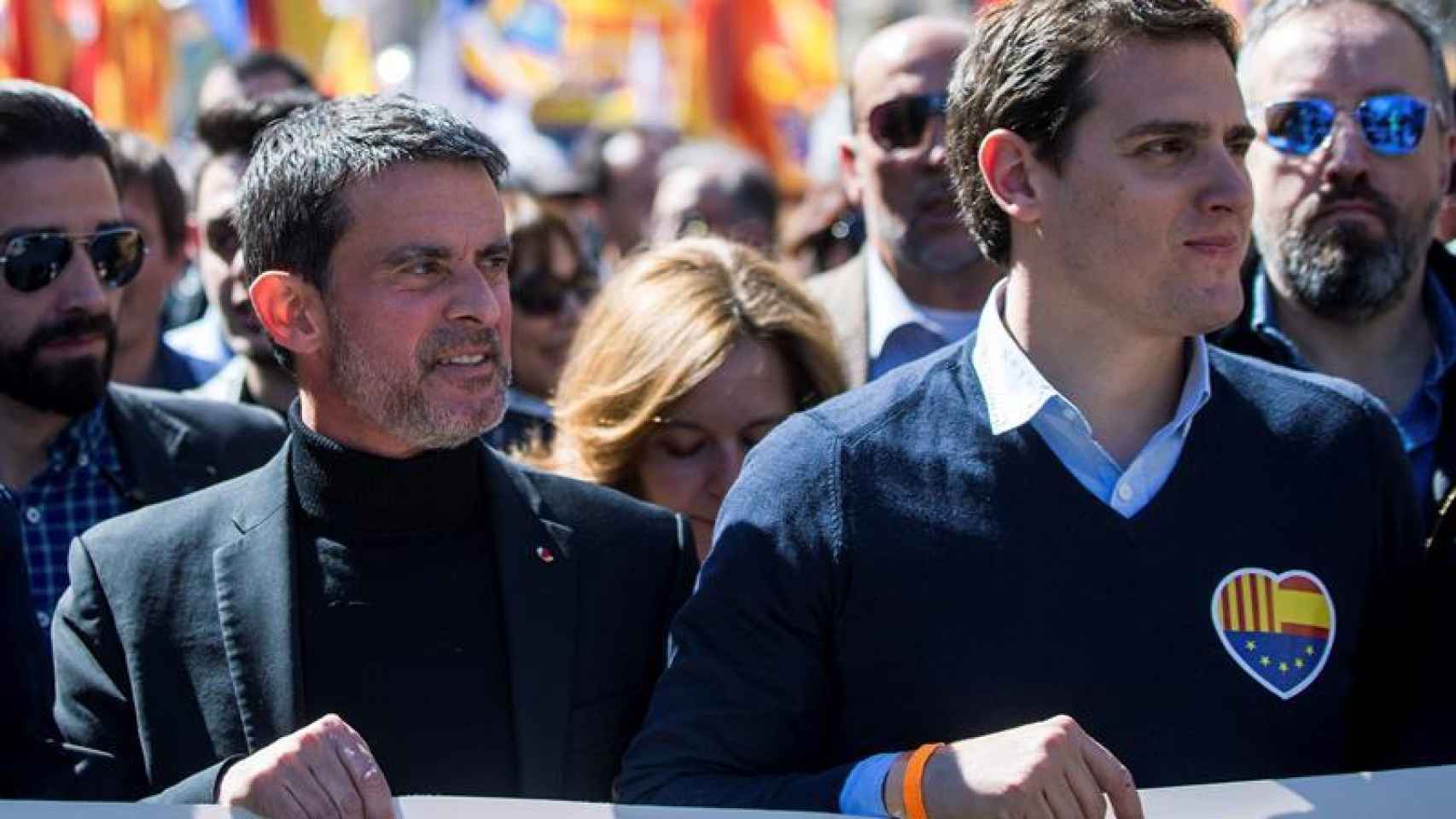 Manuel Valls junto a Albert Rivera en la cabecera de la manifestación de SCC.