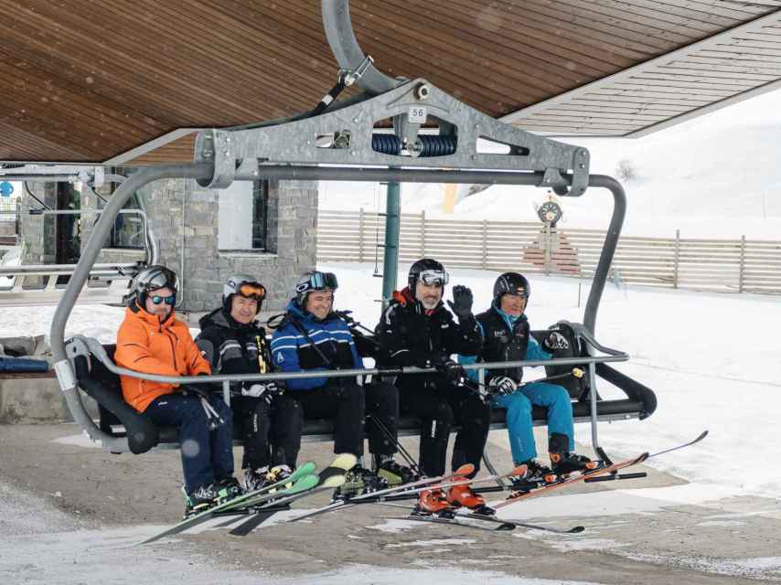 El monarca junto a sus amigos en la estación de esquí. EFE.