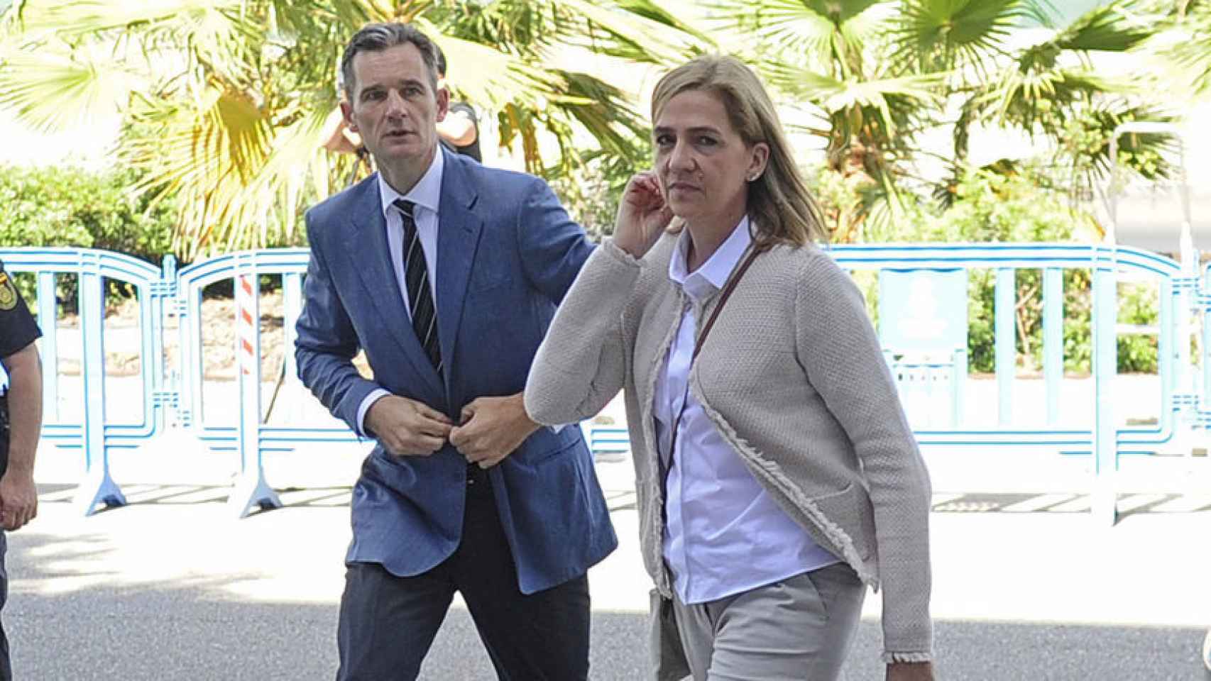 Iñaki Urdangarin y Cristina de Borbón, a la puerta de los juzgados de Palma. Gtres.