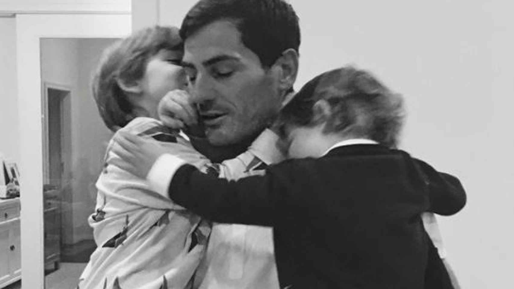 Iker Casillas con sus dos hijos.