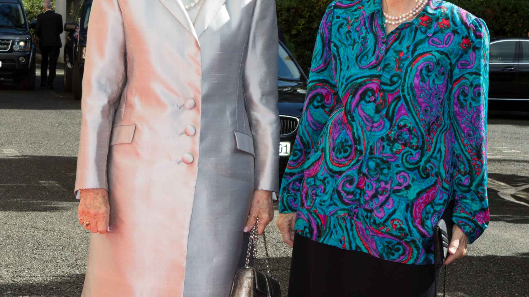 La reina Sofía junto a su hermana Irene.
