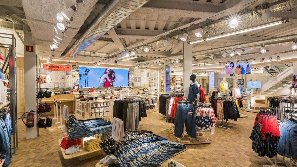 Al fondo, el espacio reservado para los pedidos 'online' en el nuevo Pull&Bear.