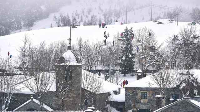 Un pueblo gallego cubierto por la nieve.