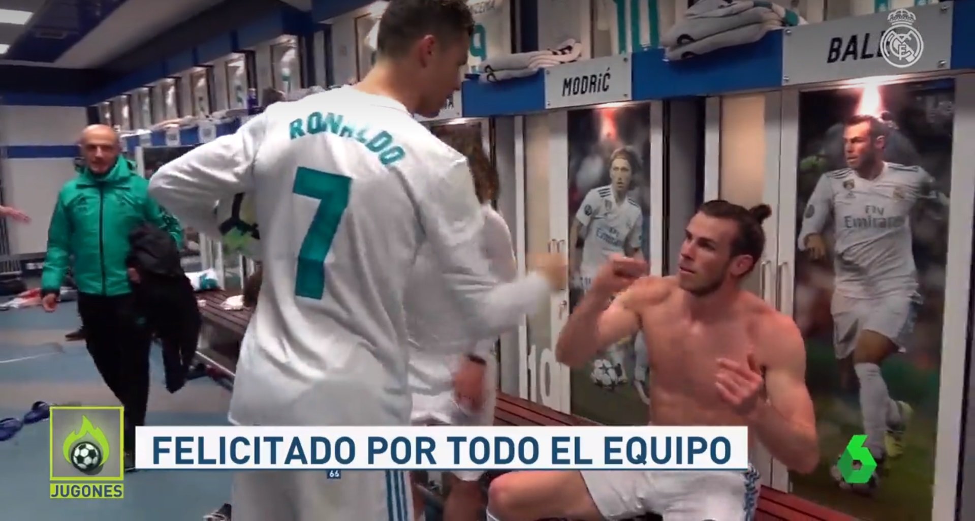 Cristiano Ronaldo se saluda con Gareth Bale en el vestuario madridista.