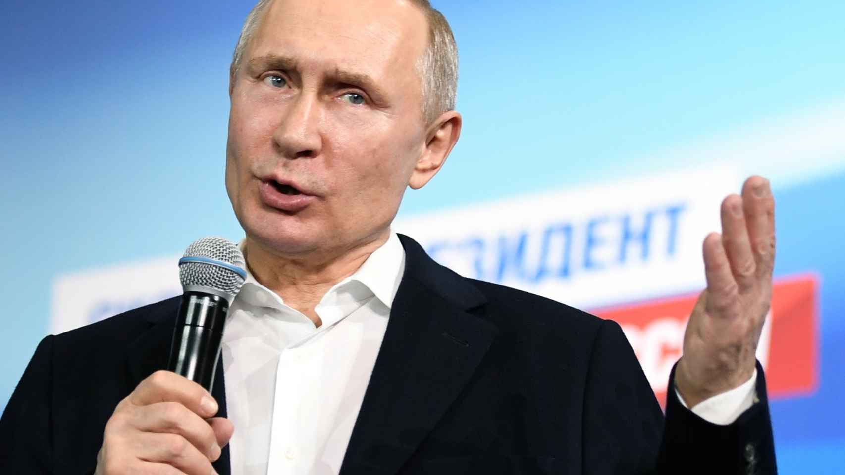 Putin se dirige a sus partidarios durante la jornada electoral.
