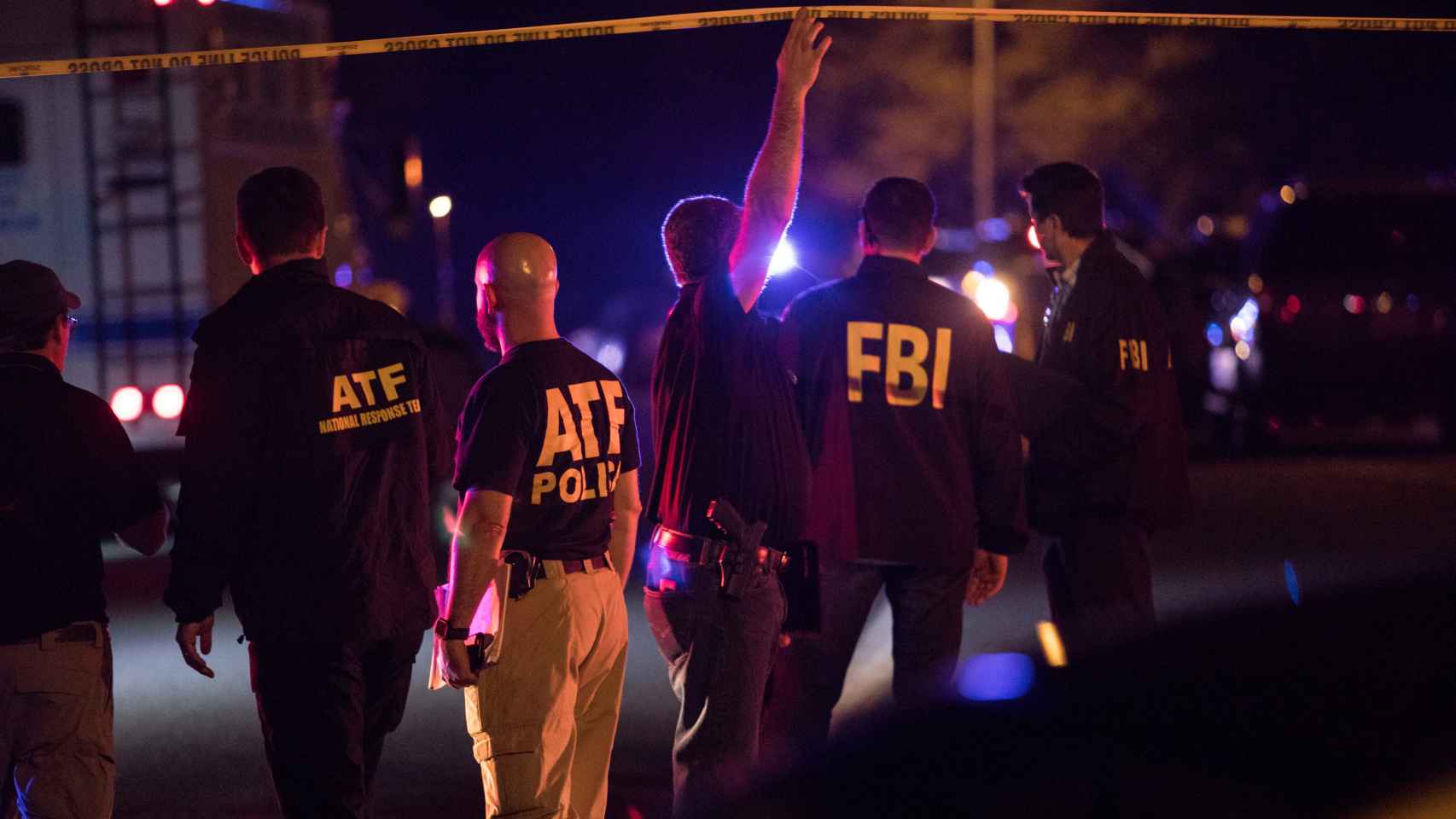 Agentes del FBI en la zona de Austin donde explotó el cuarto artefacto.