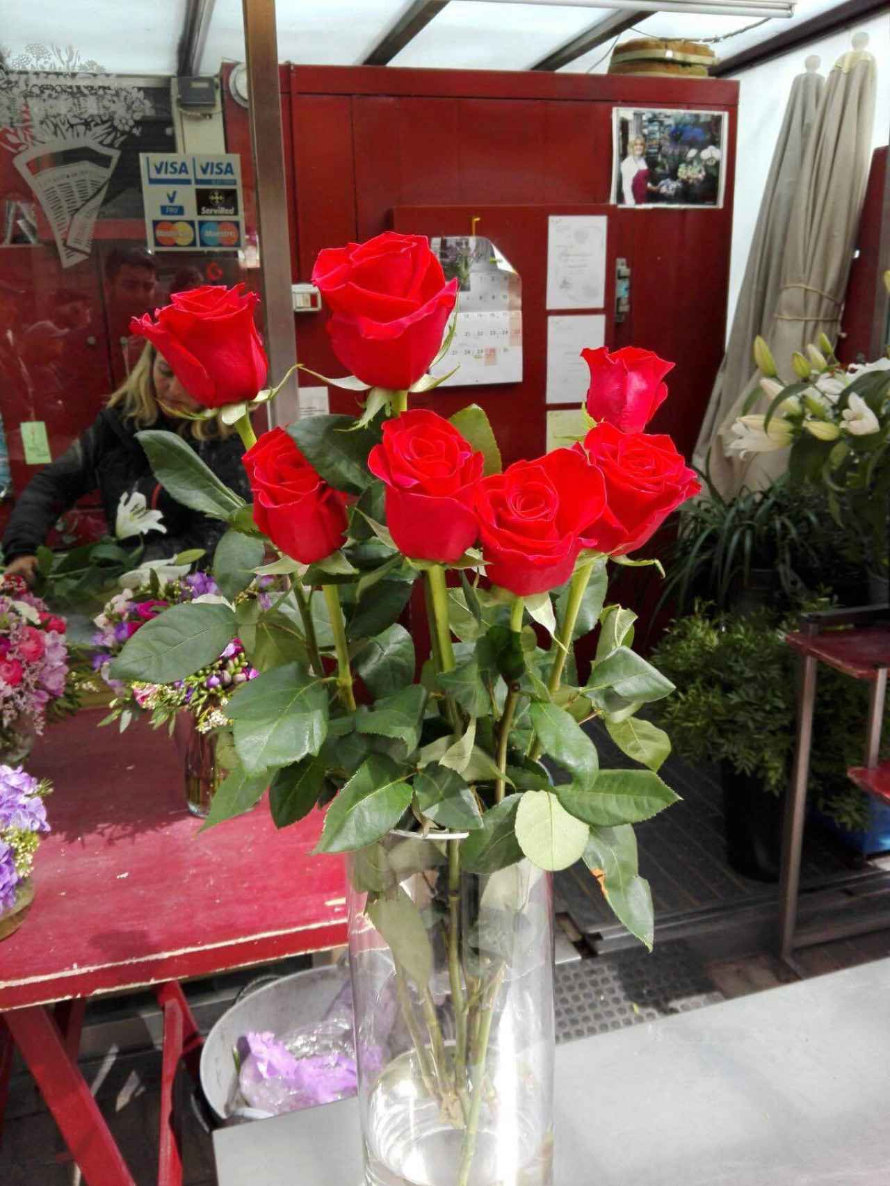 Las rosas rojas son las preferidas en Sant Jordi, pero Òmnium Cultural las pide amarillas