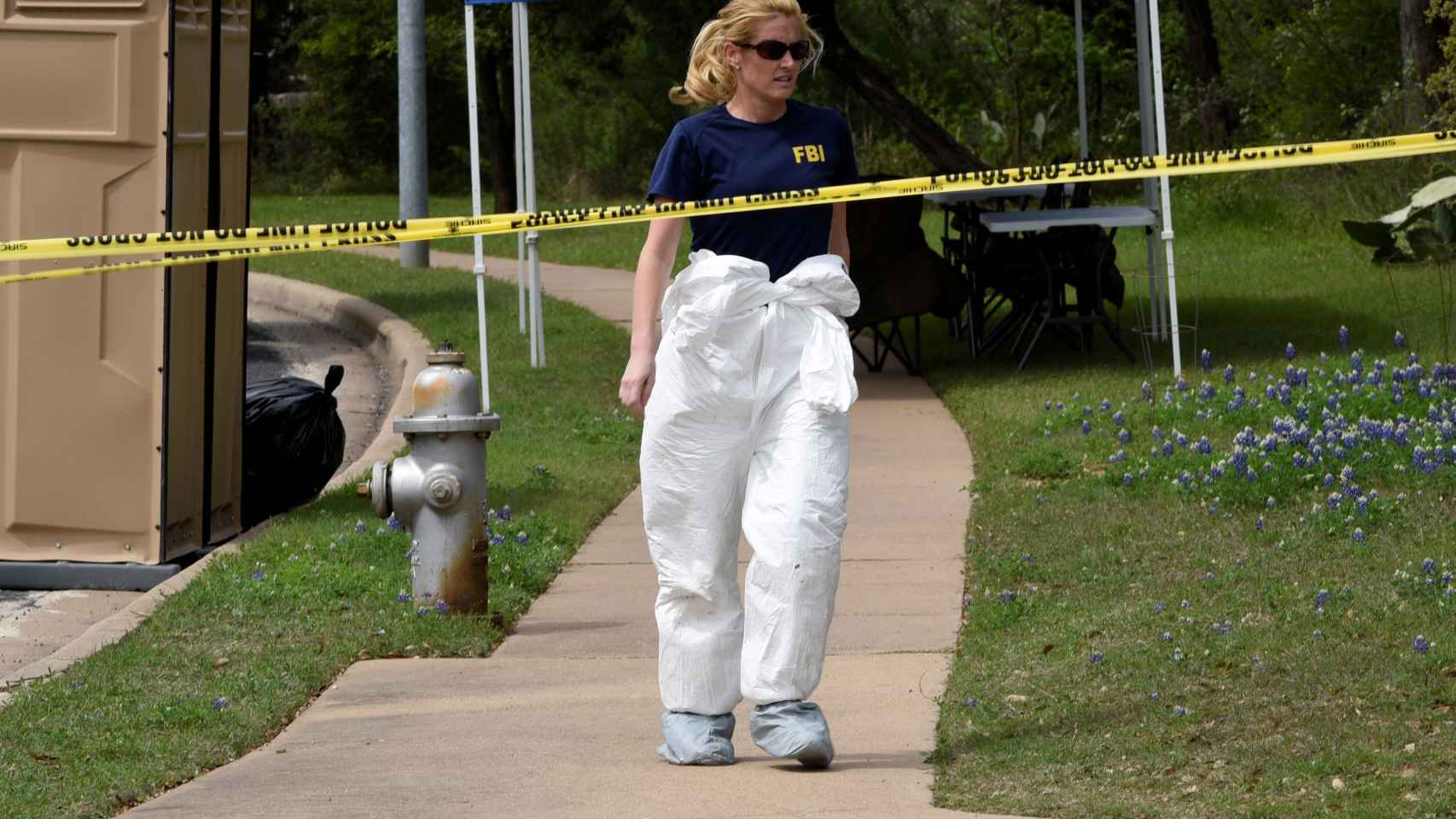Una agente del FBI, en la calle de Austin donde explotó una bomba en la madrugada del pasado domingo.