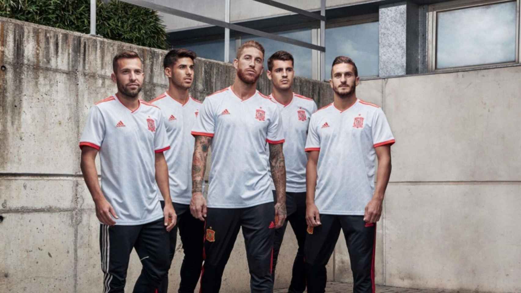 Los jugadores de la selección española de fútbol posan con la segunda camiseta de España.