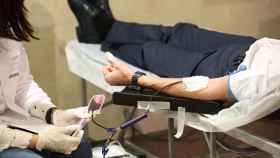 Imagen de archivo de una persona donando sangre
