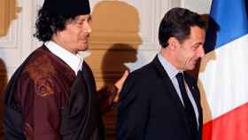 Sarkozy, junto a Muamar Gadafi.