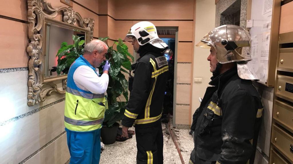 Efectivos de emergencias en el portal del edificio en Getafe.