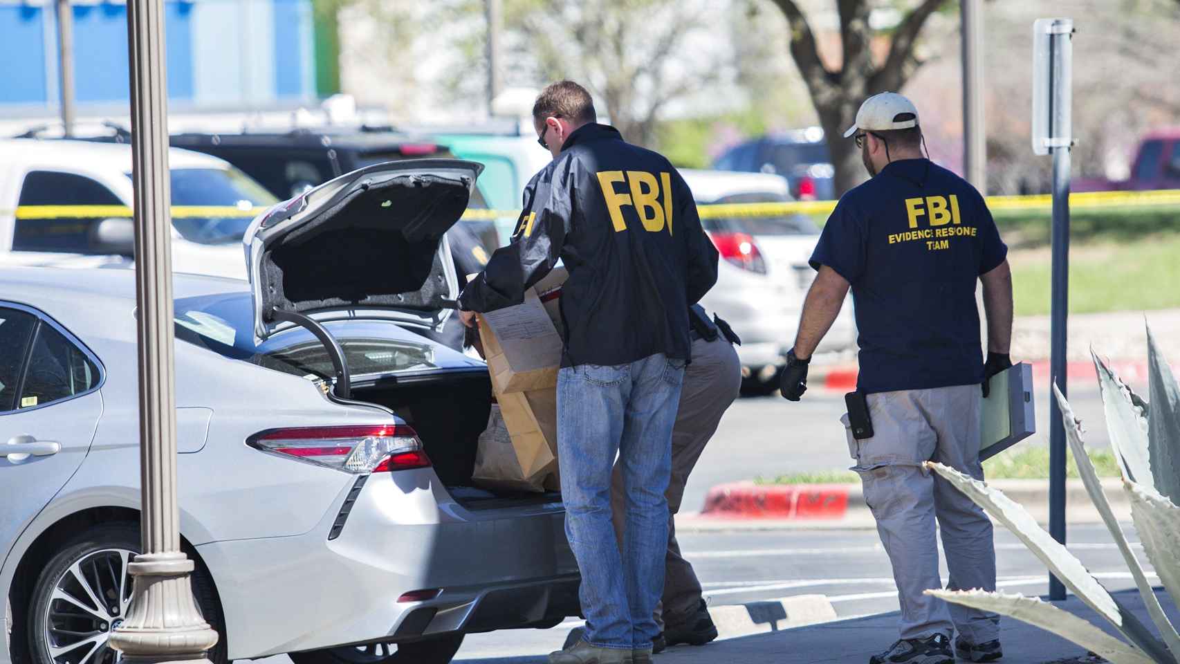 Agentes del FBI cargan artículos en una tienda FedExen en la investigación por una bomba de Austin.