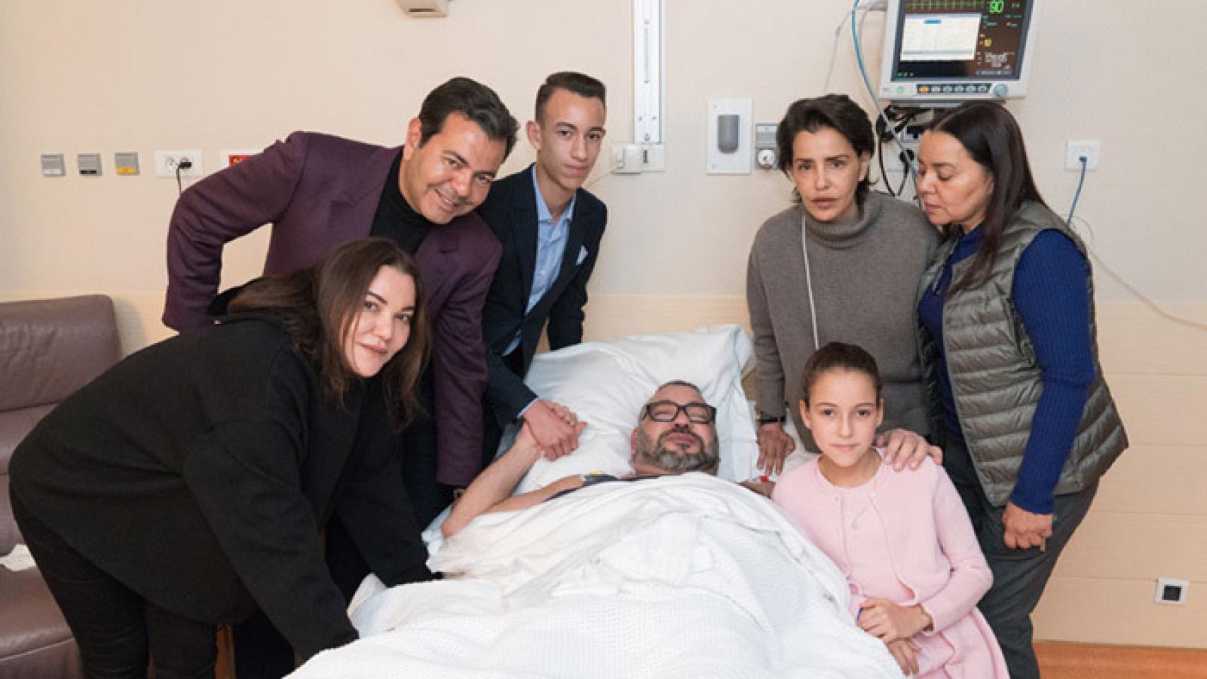 Mohamed Vi tras la operación rodeado de sus familiares.