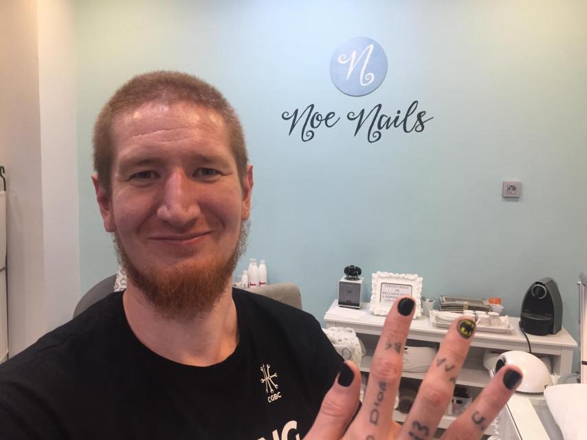 ¿Se puede llevar a un tipo de 2,16 y plagado de tatuajes a hacerse las uñas? Sí.