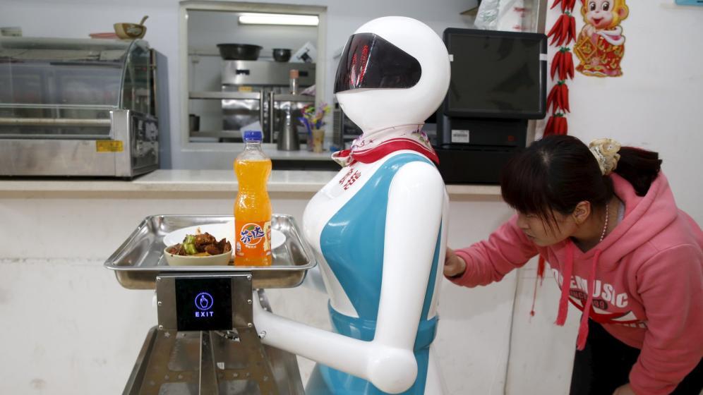 robot trabajando en restaurante de camarero