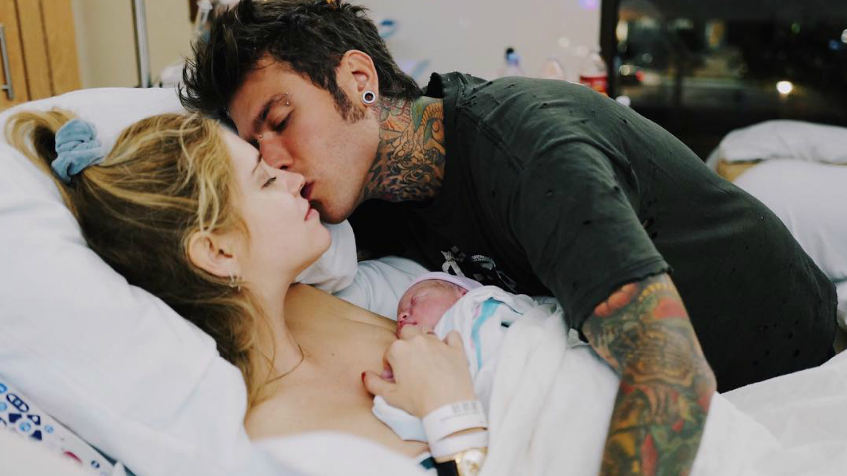 Chiara Ferragni ha querido compartir con todos sus seguidores de Instagram la primera foto junto a su bebé. La bloguera ha presentado con una emotiva foto junto a su pareja, Fedez, a su hijo recién nacido.