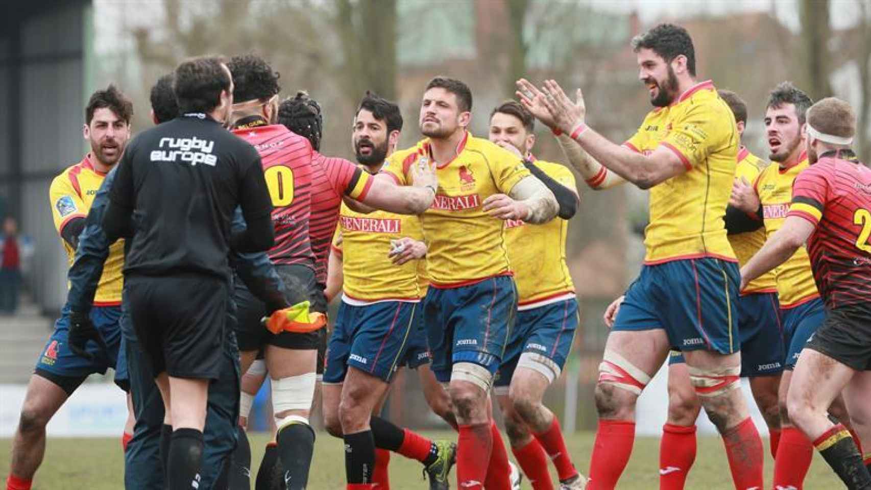 Los jugadores españoles de rugby piden explicaciones al árbitro.